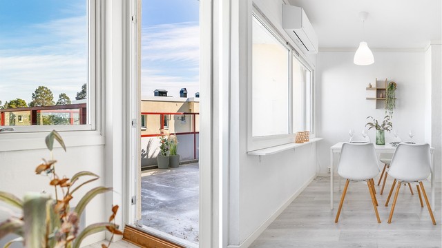 Alle rom utenom badet ble i 2023 oppgradert med nytt gulv av laminat og ny belistning. Alle taklamper i leiligheten er også skiftet ut.