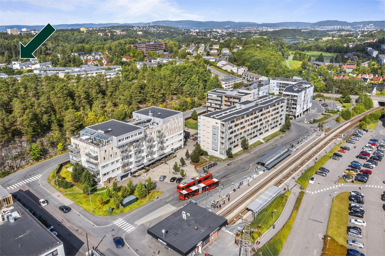 Skullerud Torg med blant annet Sanremo restaurant, Sushi, Rema 1000 og T-bane ligger 5 min unna.