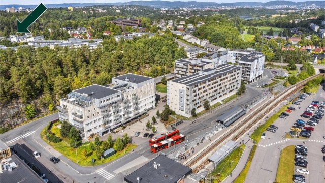 Skullerud Torg med blant annet Sanremo restaurant, Sushi, Rema 1000 og T-bane ligger 5 min unna.