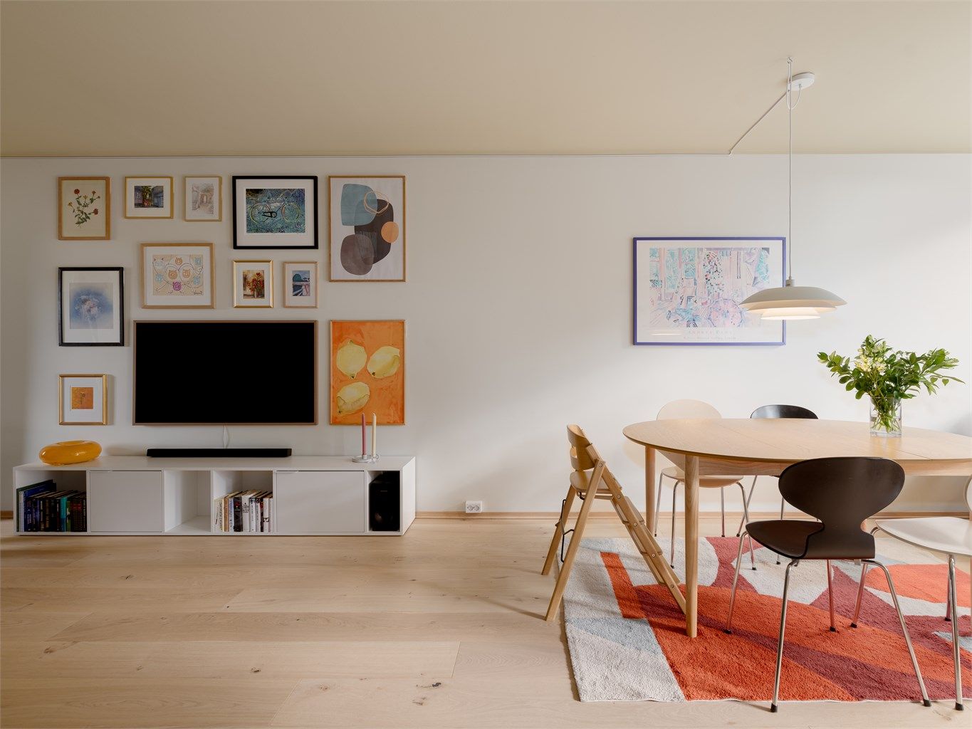 Fargevalgene er tydelig gjennomtenkt i leiligheten. En mørkere takflate tilfører rommet karakter og får resten av interiøret til å tre tydelig frem.