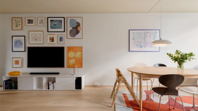 Fargevalgene er tydelig gjennomtenkt i leiligheten. En mørkere takflate tilfører rommet karakter og får resten av interiøret til å tre tydelig frem.