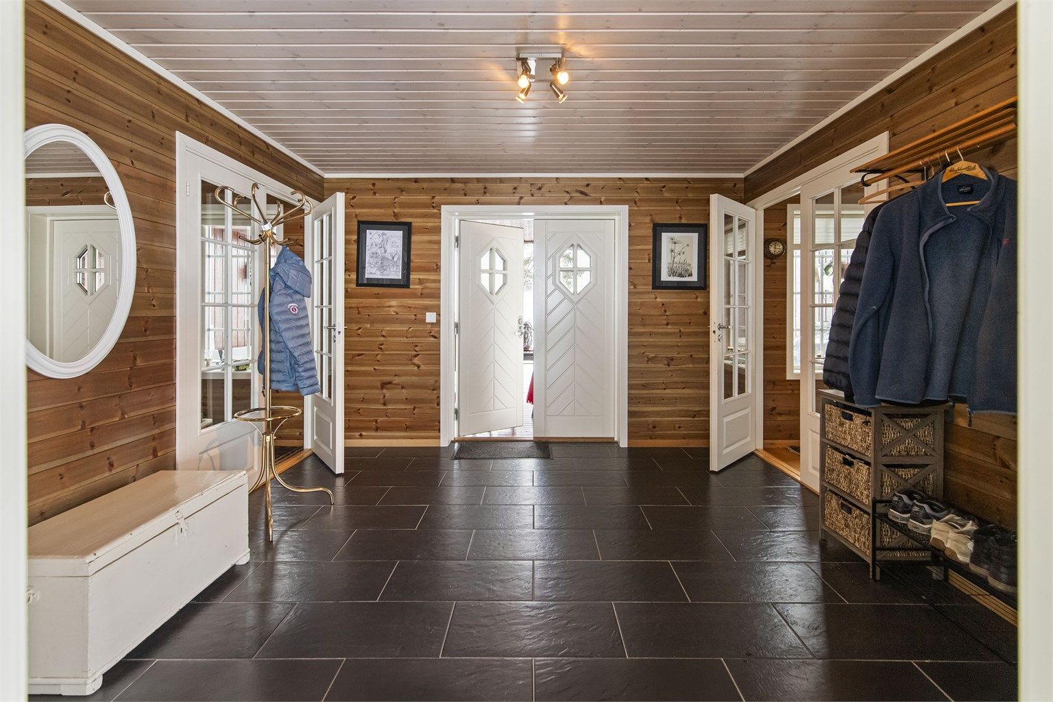 Hall med god plass og inngang til oppholdsrom og soveromsavdeling - Utgang også til deilig terrasse