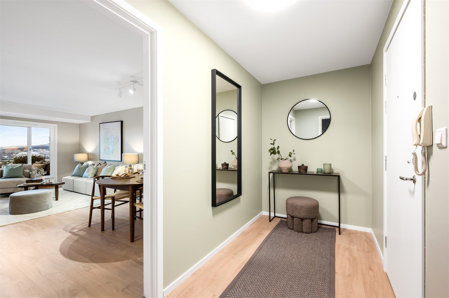 Velkommen inn! Boligen har en lys og romslig entré med god plass til oppbevaringsløsninger.