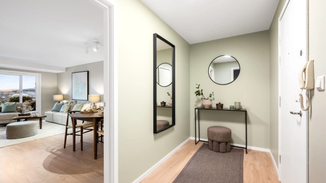 Velkommen inn! Boligen har en lys og romslig entré med god plass til oppbevaringsløsninger.