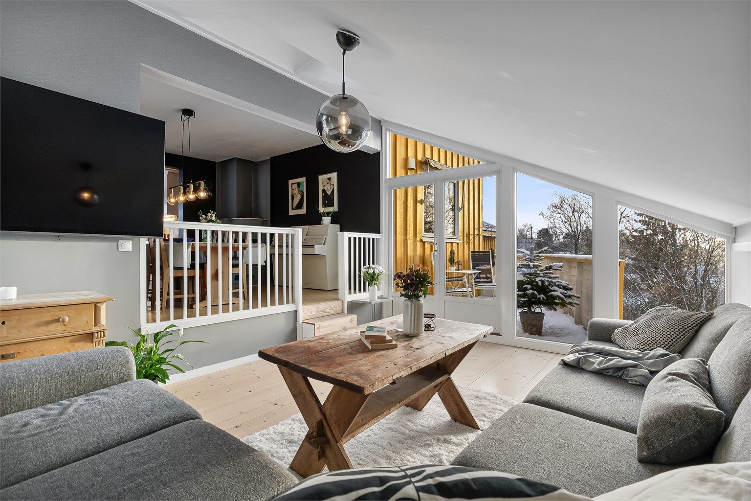 Den unike planløsningen med nivåforskjeller gir karakter til rommet.