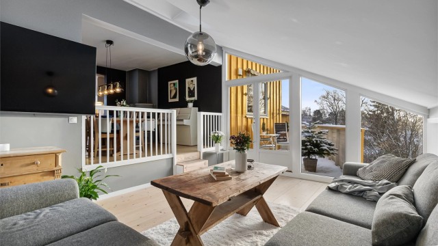 Den unike planløsningen med nivåforskjeller gir karakter til rommet.