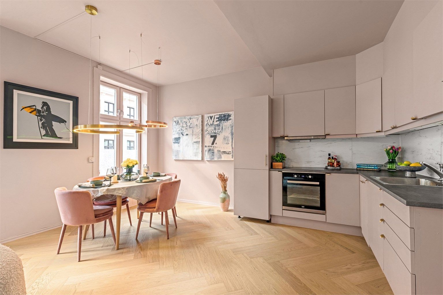 Kjøkkenet er fra 2005 og innredningen er malt i 2024