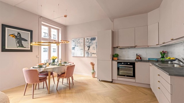 Kjøkkenet er fra 2005 og innredningen er malt i 2024