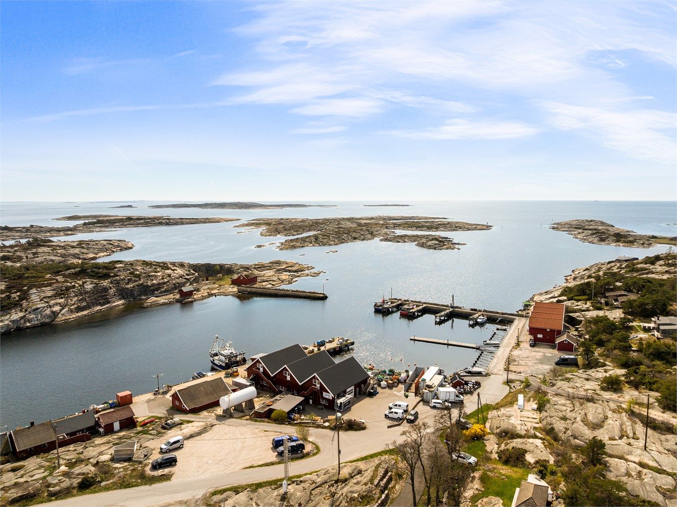 Borg Havn tilbyr utleie av parkeringsplasser, like nedenfor hytta. Det er i dag ventelister for disse. Det kan også være mulig å leie parkeringsplass av private i området.
