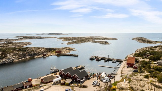Borg Havn tilbyr utleie av parkeringsplasser, like nedenfor hytta. Det er i dag ventelister for disse. Det kan også være mulig å leie parkeringsplass av private i området.