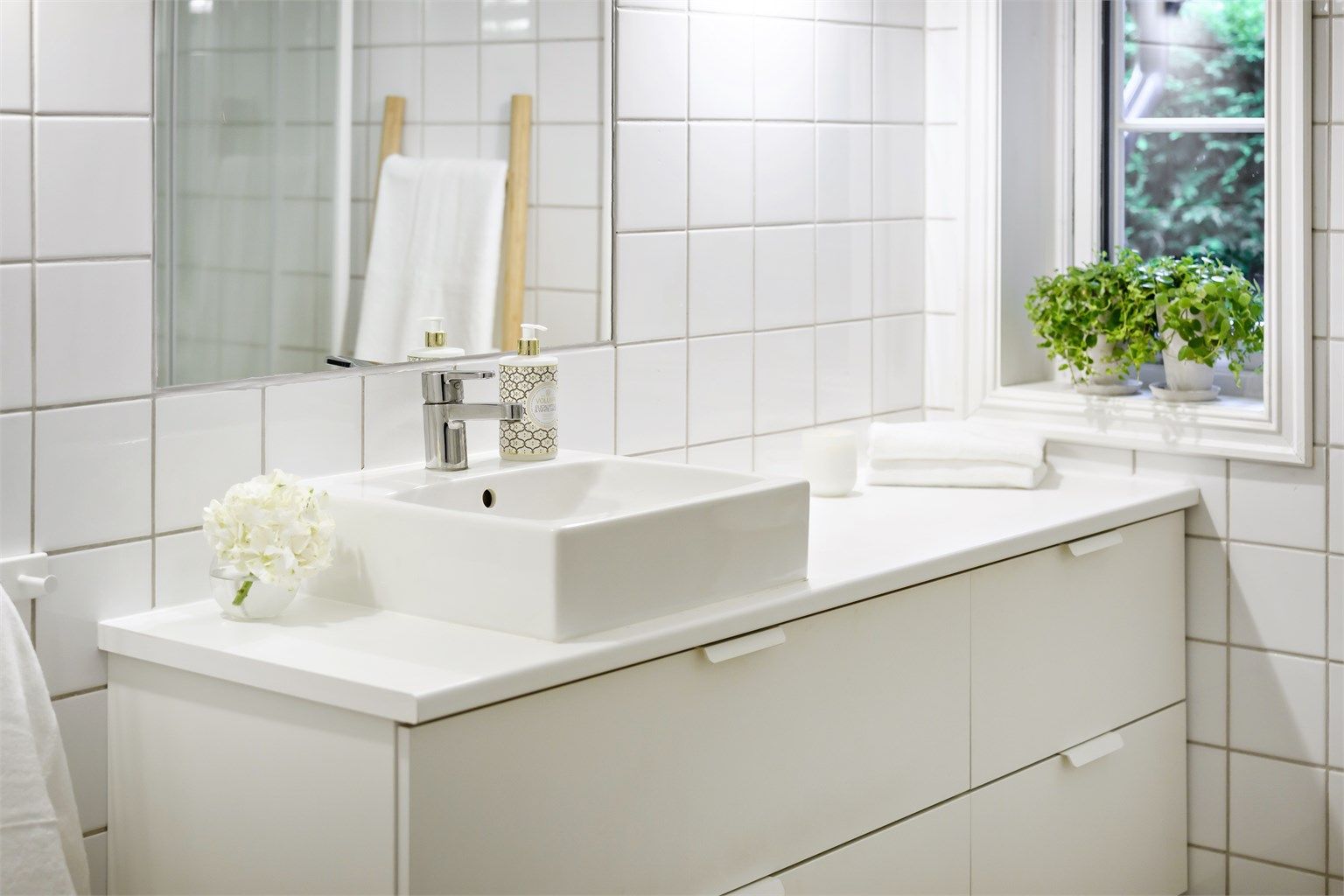 Badet i første etasje har flislagte overflater og gulvvarme.