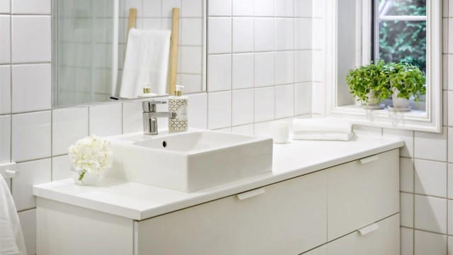 Badet i første etasje har flislagte overflater og gulvvarme.