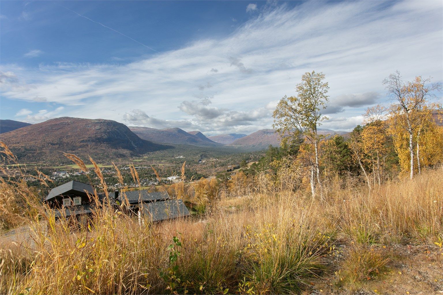 Utsikt over Bjorli og dalføret med omkringliggende fjellpartier.