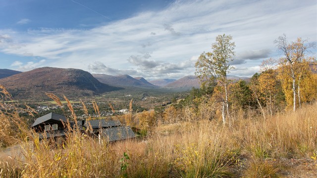 Utsikt over Bjorli og dalføret med omkringliggende fjellpartier.