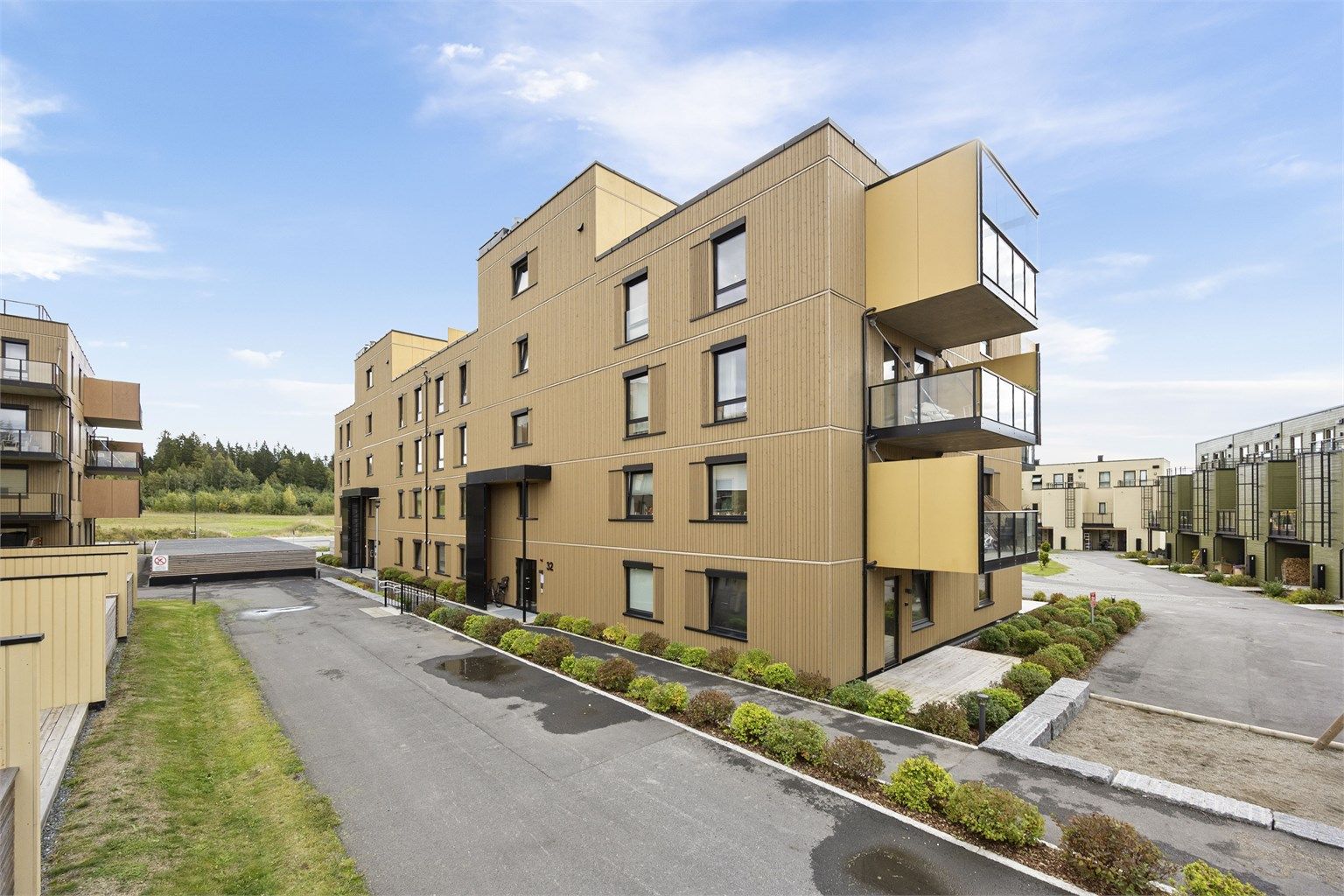 Moderne boligblokk fra 2023 med heisadkomst og innbydende arkitektur i Fabeltunet.