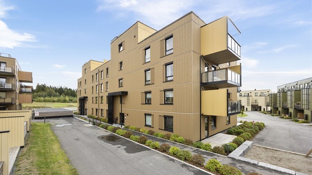 Moderne boligblokk fra 2023 med heisadkomst og innbydende arkitektur i Fabeltunet.