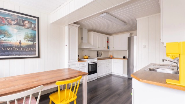 Kjøkkeninnredningen er en klassisk moderne løsning fra IKEA, installert tidligere på 2000-tallet.