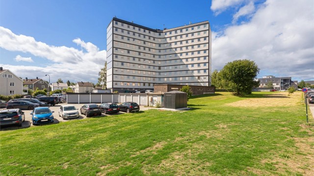 Stjerneblokka har en super beliggenhet på Lund. Det er felles parkeringsplass like ved blokka hvor det er "førstemann til mølla"-prinsippet. Det er også et par elbil-ladere tilgjengelig for beboerne mot betaling.