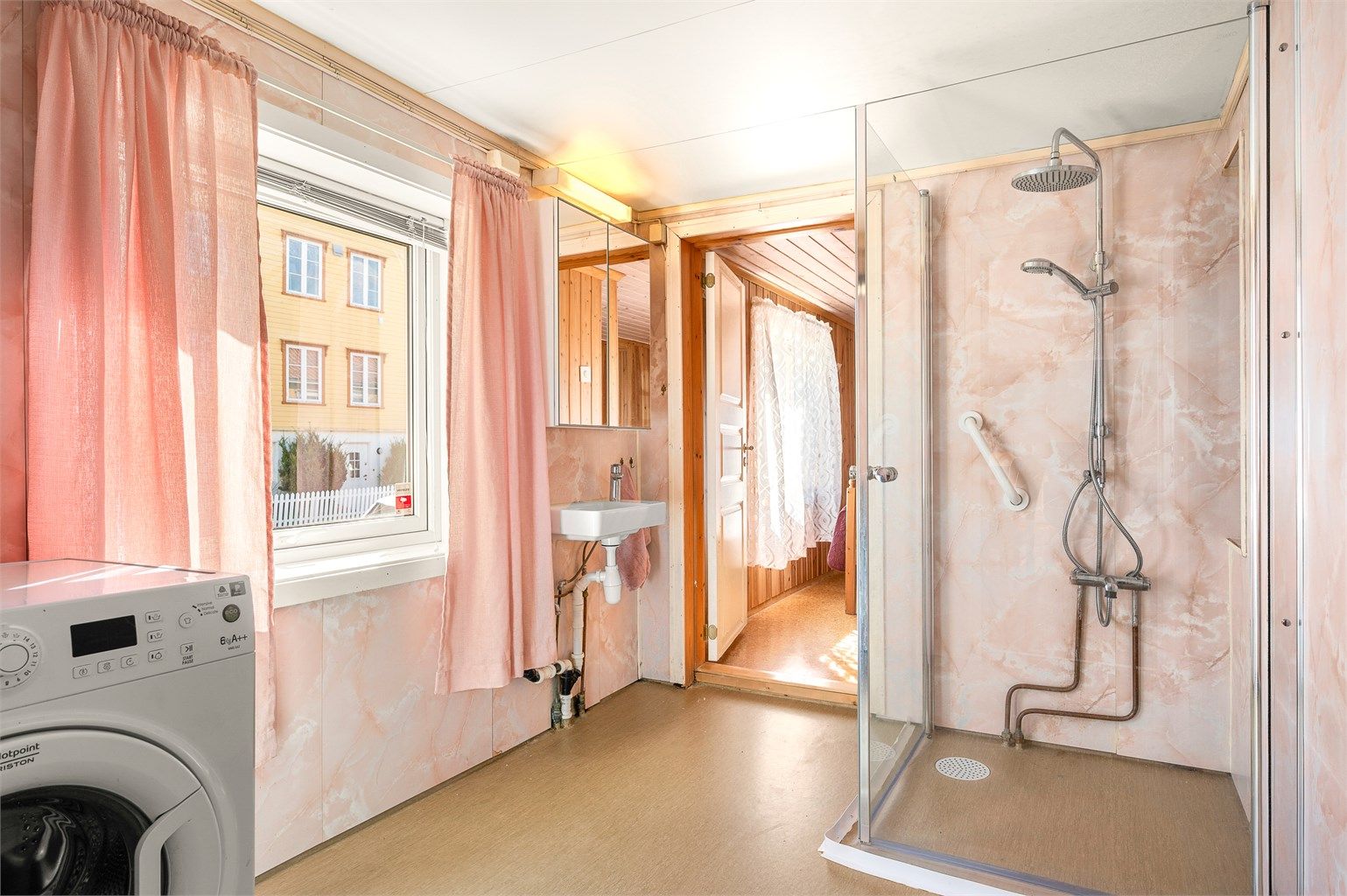 Bad i 2. etasje med dusjløsning og opplegg for vaskemaskin. Det er gjort oppgraderinger i 2022 med montering av dusjvegg.