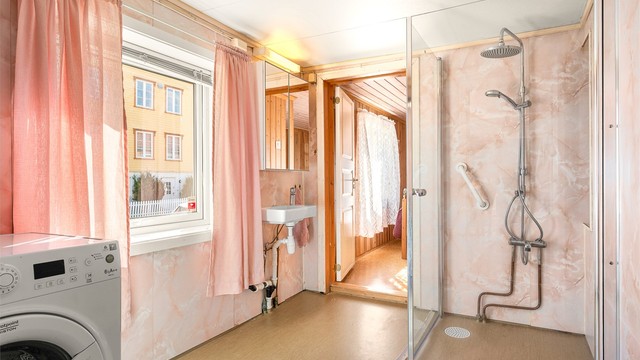 Bad i 2. etasje med dusjløsning og opplegg for vaskemaskin. Det er gjort oppgraderinger i 2022 med montering av dusjvegg.