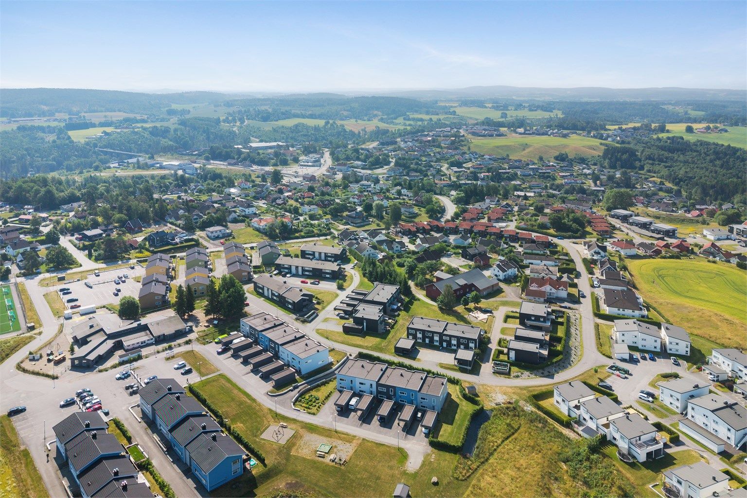 Tomter togstasjon nås på under et kvarter til fots.