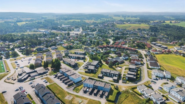 Tomter togstasjon nås på under et kvarter til fots.