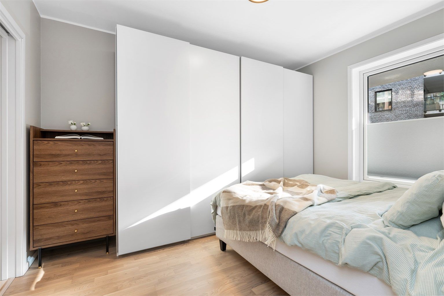 Fra hovedsoverommet er det tilkomst til eget bad