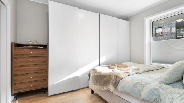 Fra hovedsoverommet er det tilkomst til eget bad