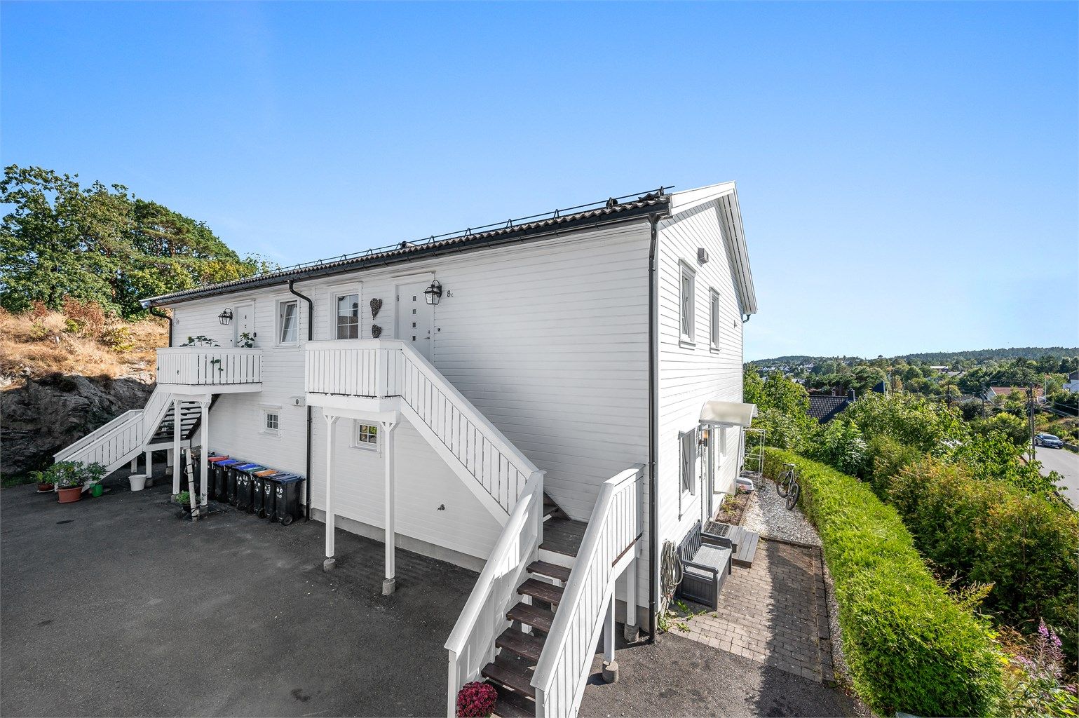 Eiendommen ligger solrikt og fint til i etablert og attraktivt boligområde. Fra balkongen har man utsikt utover det omkringliggende landskapet.
