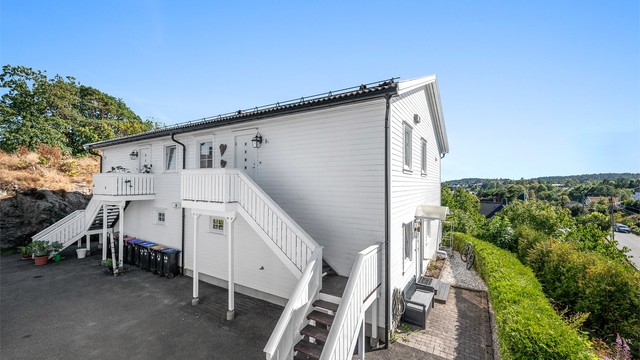 Eiendommen ligger solrikt og fint til i etablert og attraktivt boligområde. Fra balkongen har man utsikt utover det omkringliggende landskapet.