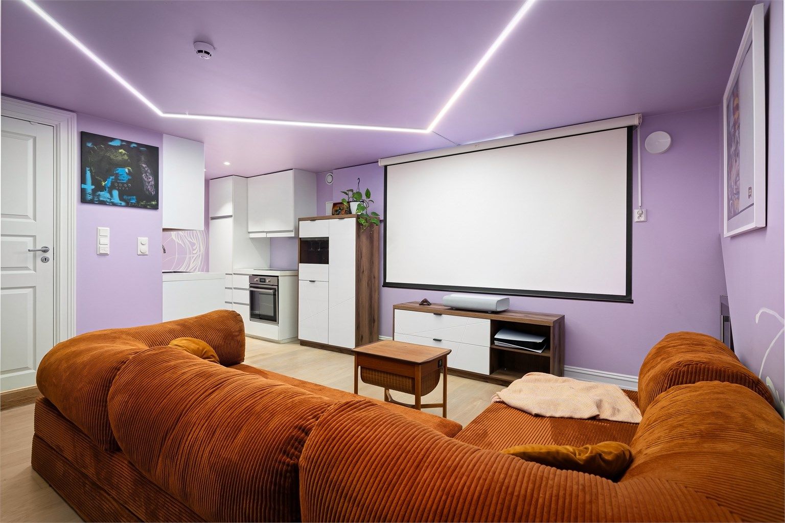 Tilrettelagt for filmkveld. (Projektor følger ikke med salget) 