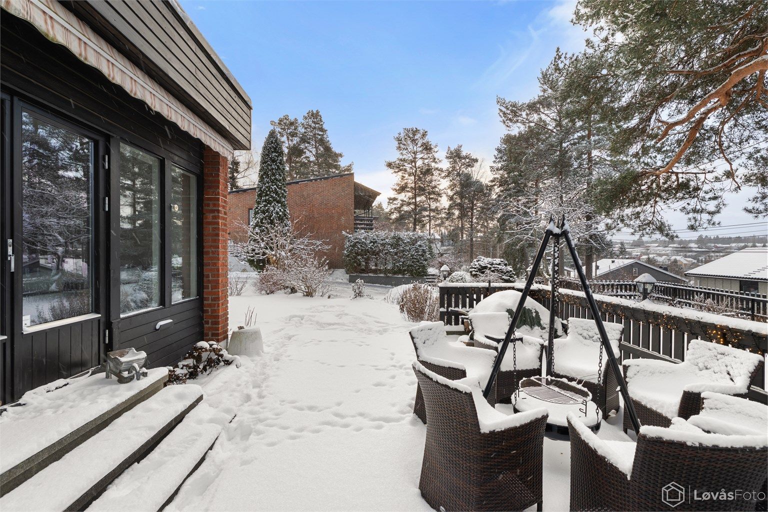 Solrik terrasse på 31 kvm og hage som gjør det enkelt å forlenge oppholdsrommet utendørs - perfekt for både rolige hverdager og sosiale sammenkomster i grønne omgivelser. 