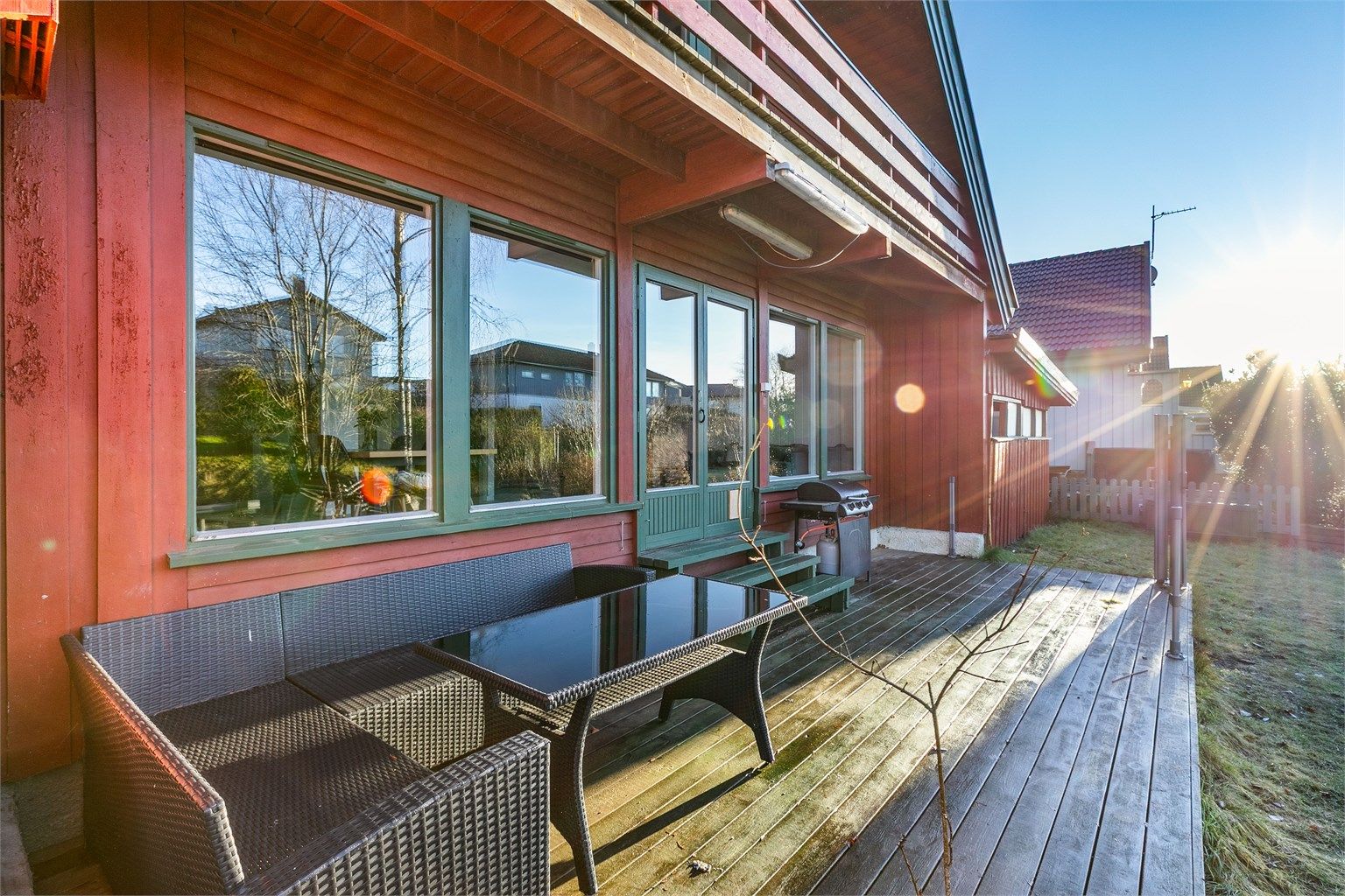 I de varmere månedene er det sol rundt veggene dagen gjennom. Ettermiddags-/kveldssol er det på både terrassen og verandaen. Fotograf; Børge Oppegård.