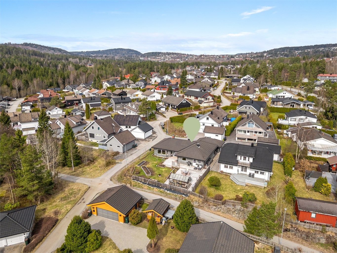 Beliggende i en privat blindvei, uten gjennomgangstrafikk og generelt svært lite trafikk.