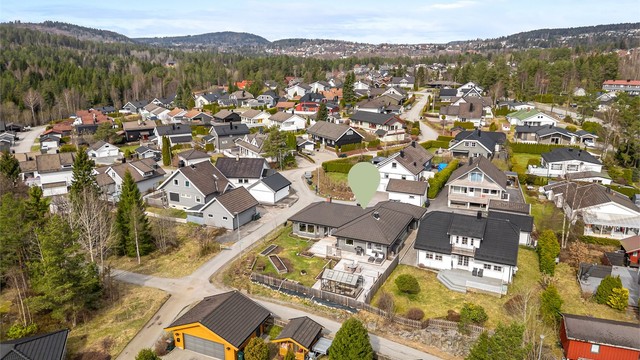 Beliggende i en privat blindvei, uten gjennomgangstrafikk og generelt svært lite trafikk.