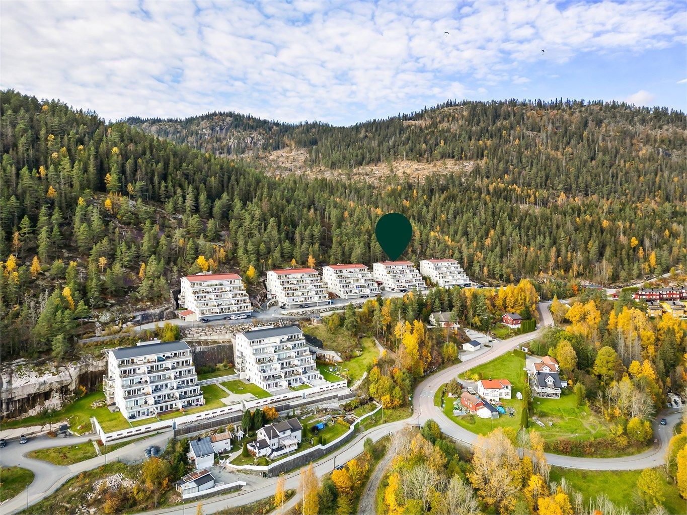 Området består av terrassehus, småhusbebyggelse og gårdsbruk, og byr på en harmonisk kombinasjon av natur og bebyggelse