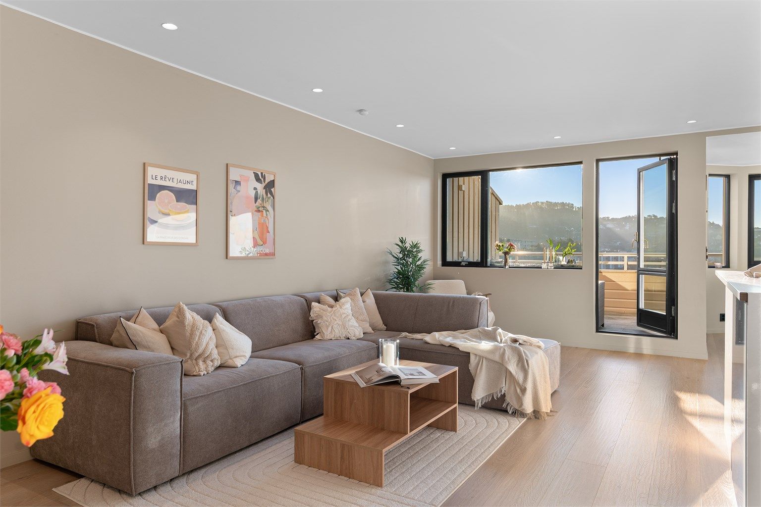 - Stuen er meget romslig med god plass til å innrede flere soner -