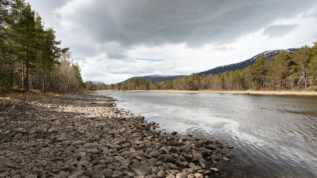 Lesjaskogsvatnet er unikt med utløp til både Rauma i vest og Gudbrandsdalslågen i øst.