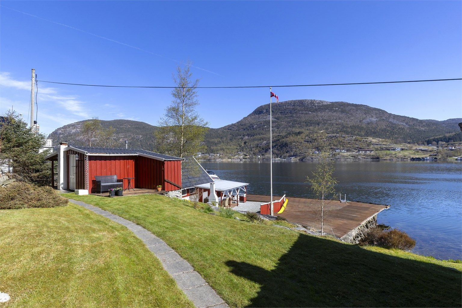 Annekset ligger fint til på tomten med egen liten uteplass.