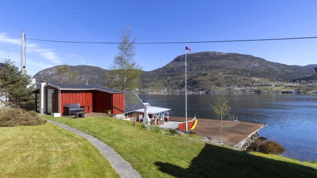 Annekset ligger fint til på tomten med egen liten uteplass.