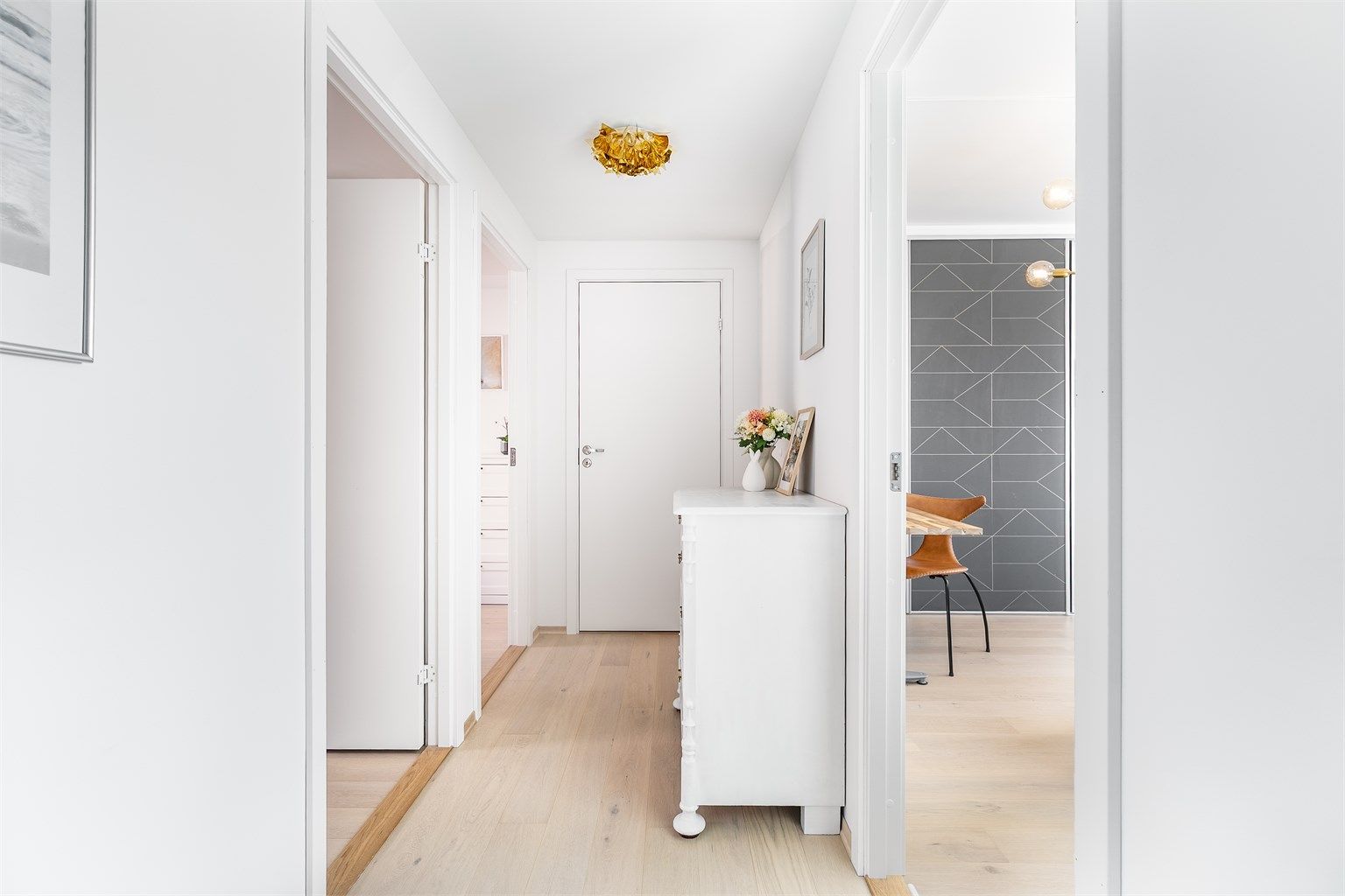 Andre etasje kan gjerne omtales som soveromsetasjen. Her er badet og boligens tre soverom samlet på én og samme flate, i tillegg til en liten bod på ca. 1,3 kvm. innerst i gangen.