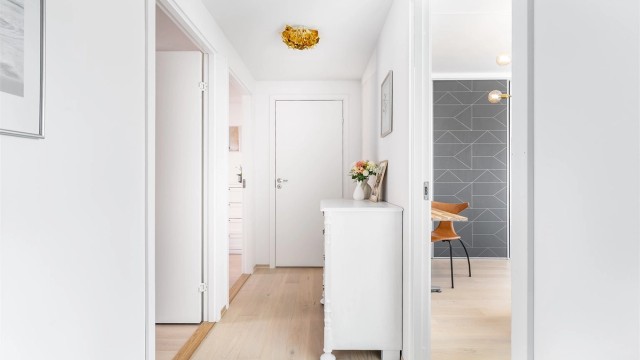 Andre etasje kan gjerne omtales som soveromsetasjen. Her er badet og boligens tre soverom samlet på én og samme flate, i tillegg til en liten bod på ca. 1,3 kvm. innerst i gangen.