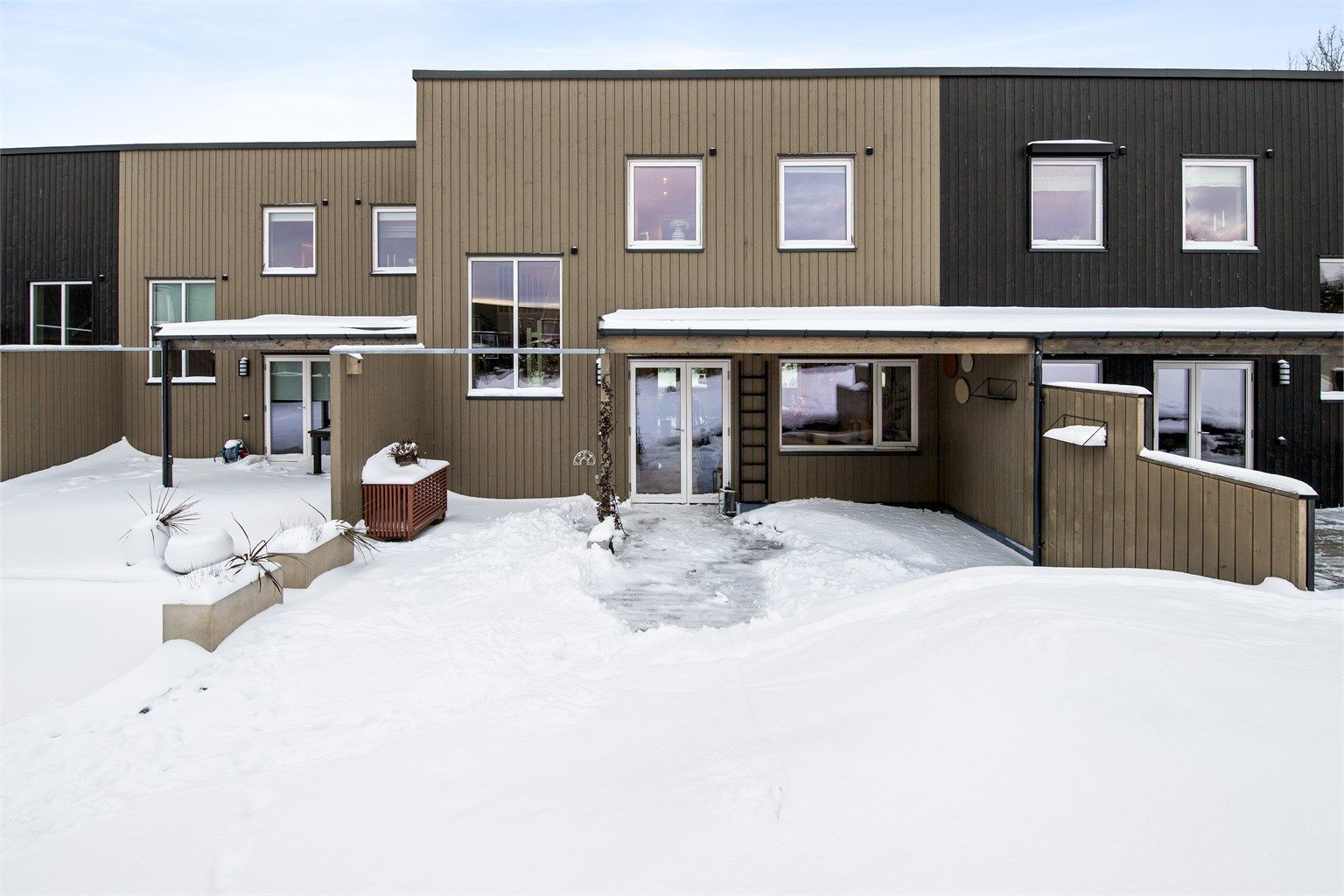 Morgensolen kan nytes på flotte utearealer mot øst, samtidig som terrassen mot vest byr på herlig kveldssol.