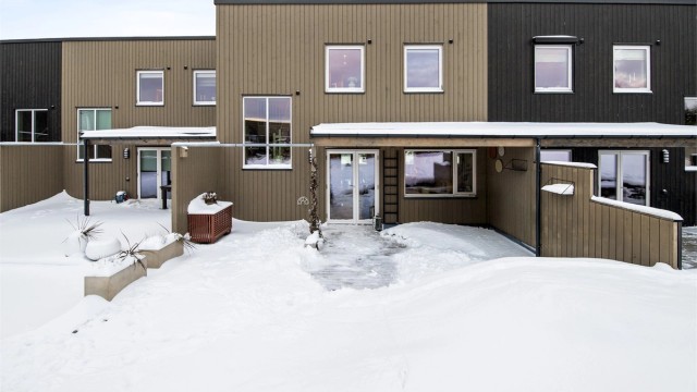 Morgensolen kan nytes på flotte utearealer mot øst, samtidig som terrassen mot vest byr på herlig kveldssol.