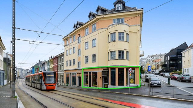 Næringslokale på 154 BRA over 2 plan. Hovedplan og underetasje. Meget god eksponering på hjørnet av bygget mot bybanen.