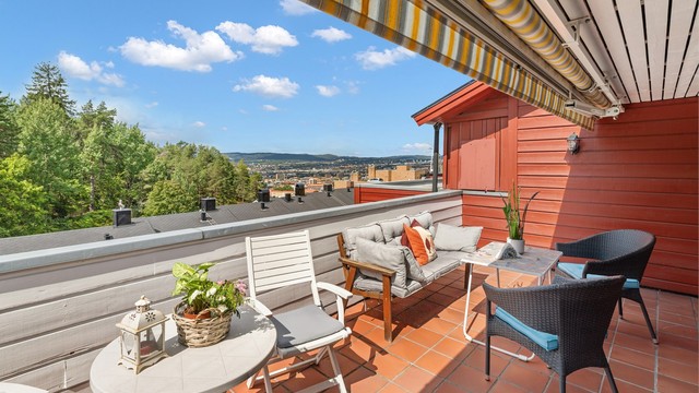 Vestvendt terrasse på 17 kvm med utsikt til friområde og mot byen