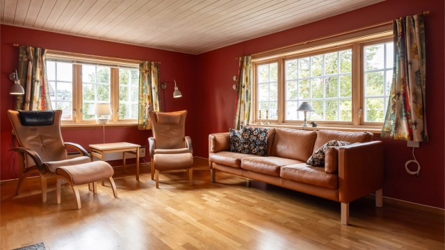 Stuen måler romslige 20 kvm og har god plass til sofagruppe og tilhørende TV-møblement.