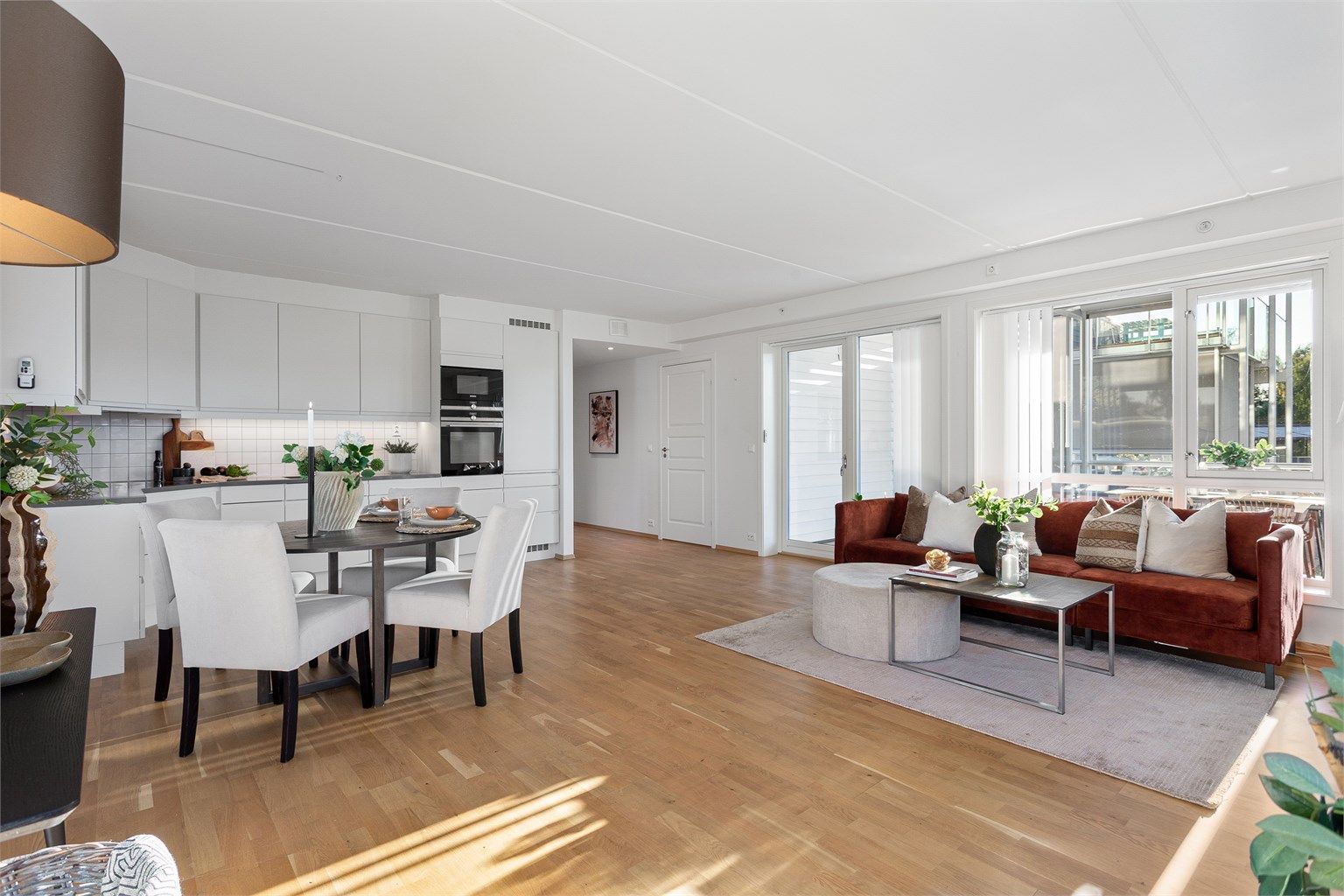 Utgang til fin uteplass på stor overbygget vestvendt balkong på ca 30 kvm. 