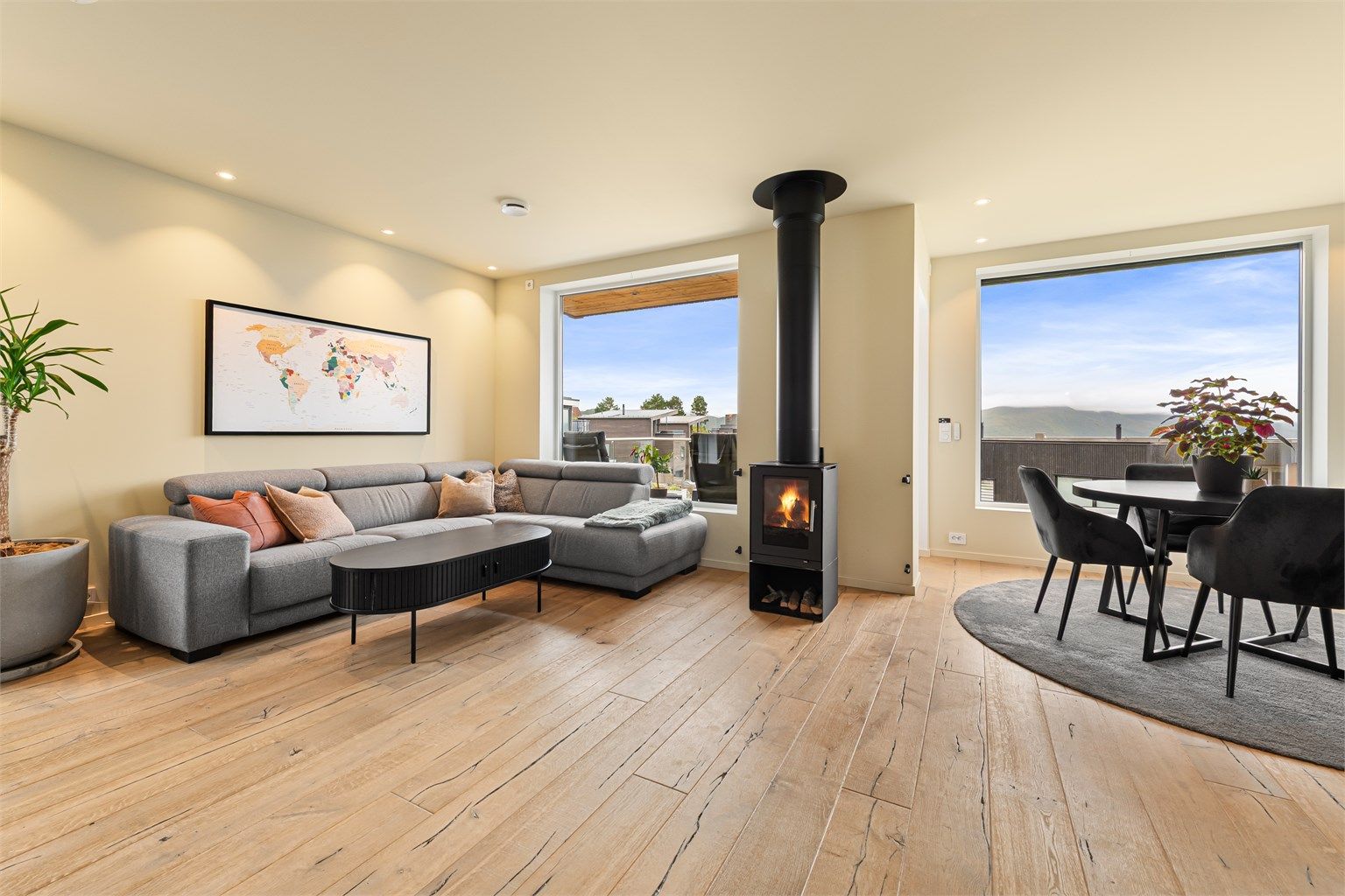 Downlights i himling er hensiktsmessig plassert og kombinert med lysinnslippet, gir det god lyssetting i rommet!