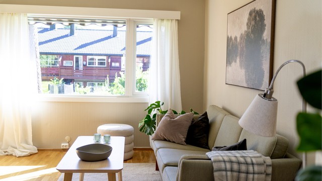 Stuevinduene har karmer av tre og ble fornyet i 2014.